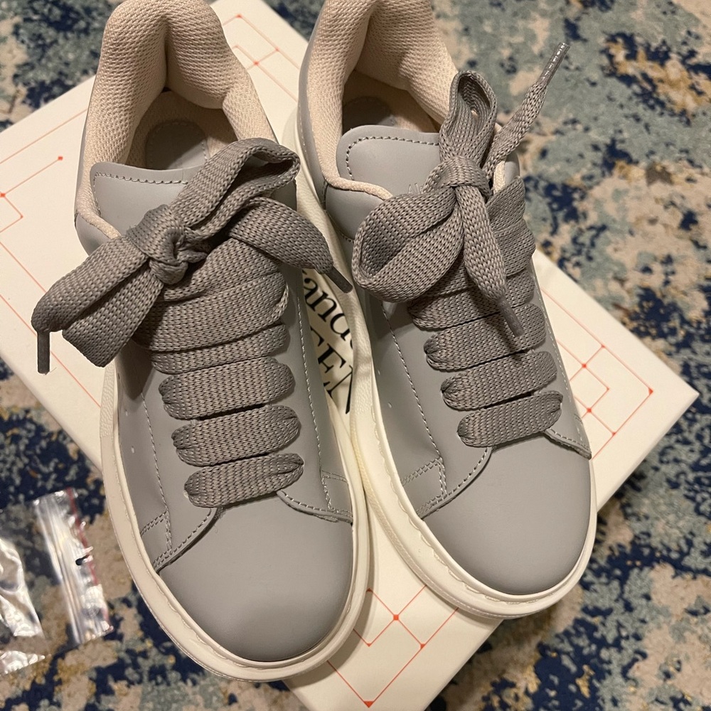 Grey Alexander McQueen - Picture 5 of 7